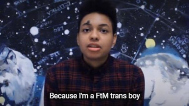 Lo youtuber trans sale in cattedra: ma la preside cancella l'incontro