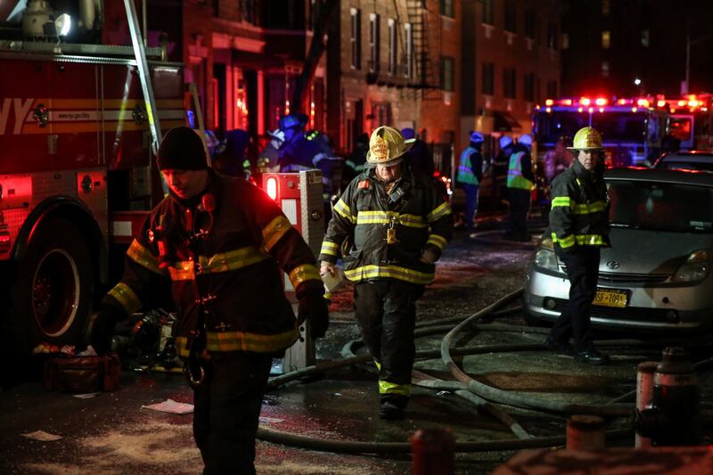 New York, brucia un intero palazzo nel Bronx 8