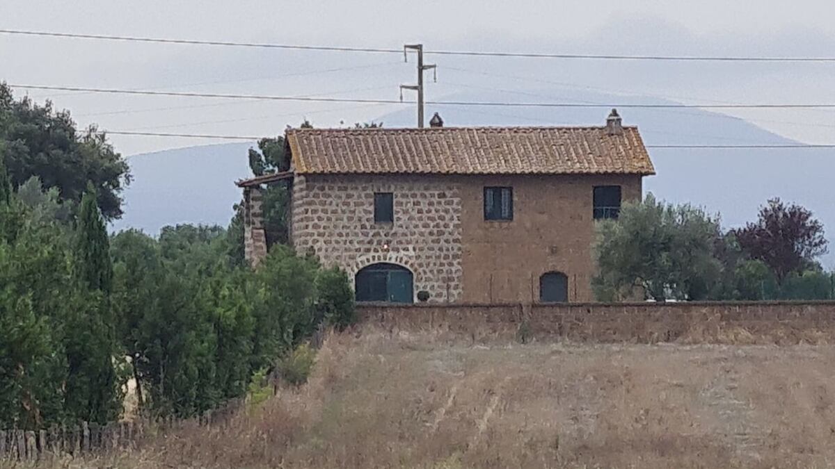 Spara e uccide la moglie sotto gli occhi della figlia: poi si suicida con il fucile