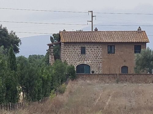 Spara e uccide la moglie sotto gli occhi della figlia: poi si suicida con il fucile
