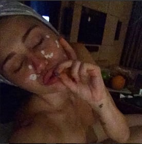 Pizza, gattini, nudità e drag queen: la vita privata in pubblico di Miley Cyrus 18