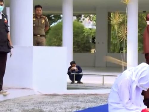 Indonesia, fa sesso prima del matrimonio: boia (donna) la frusta in piazza