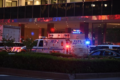 New York, l'intervento di poliziotti e medici dopo l'assalto nel grattacielo 8