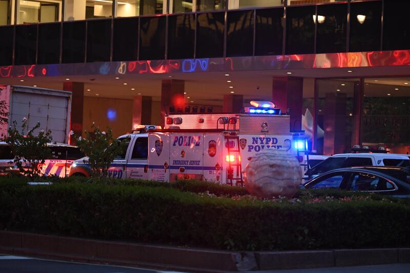 New York, l'intervento di poliziotti e medici dopo l'assalto nel grattacielo 8