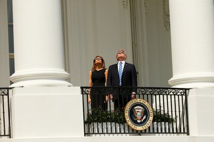 Trump guarda l'eclissi senza occhiali protettivi 12