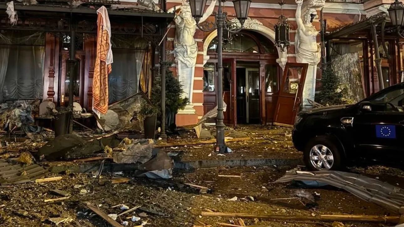 Raid russo su Odessa, colpiti edifici Unesco. Centrato per errore un palazzo in Russia