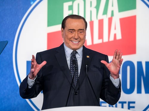 "Azzerare l'Iva sui beni primari". Il piano del Cav per tutelare le famiglie