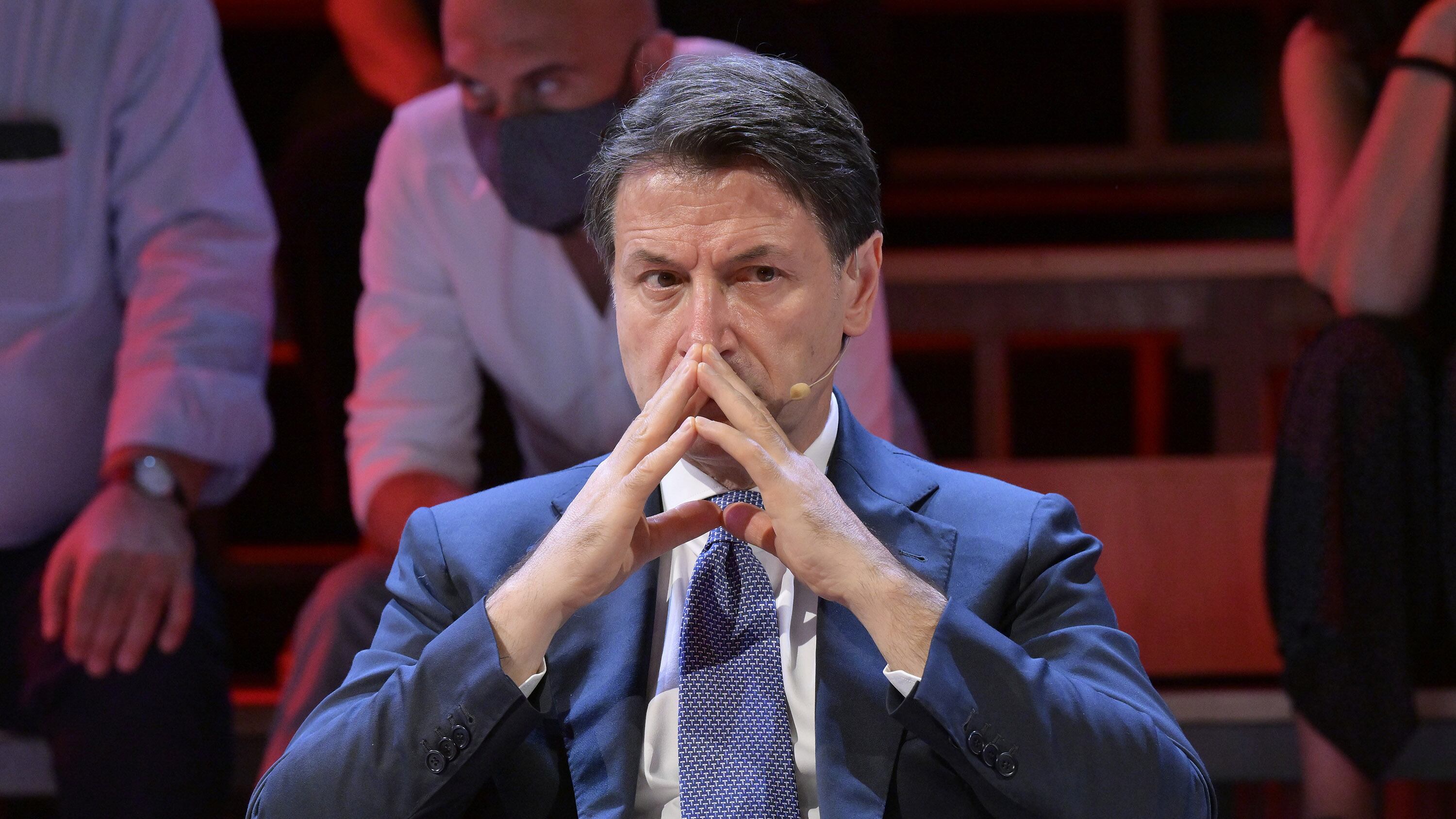 Patuanelli ora dà la fiducia a Draghi. E il M5S (dopo il bluff) prova la retromarcia