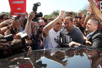 L'arrivo di Kakà a Linate accolto dall'abbraccio dei tifosi 3