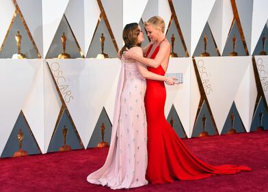 Oscar 2016, Charlize Theron in rosso toglie il fiato 9