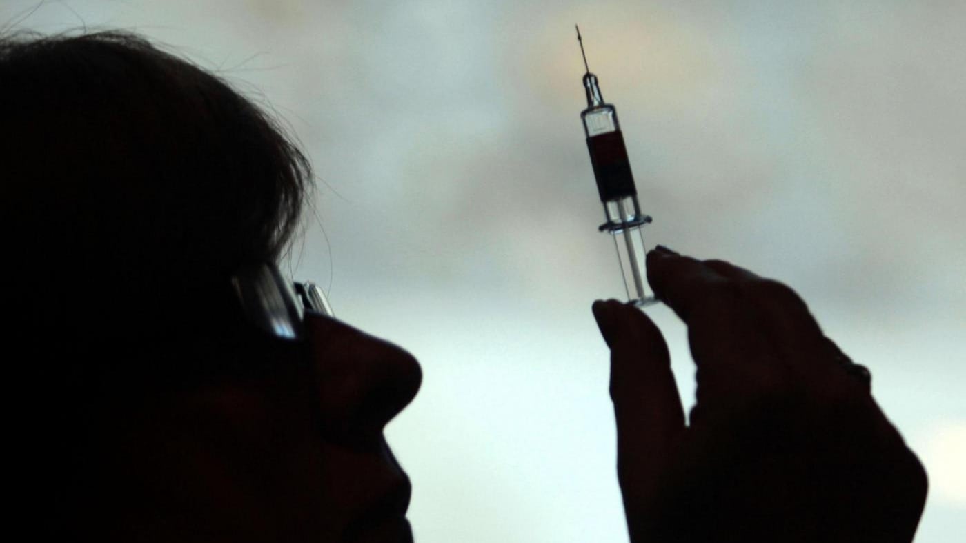 Vaccini, la maggioranza fa di nuovo marcia indietro