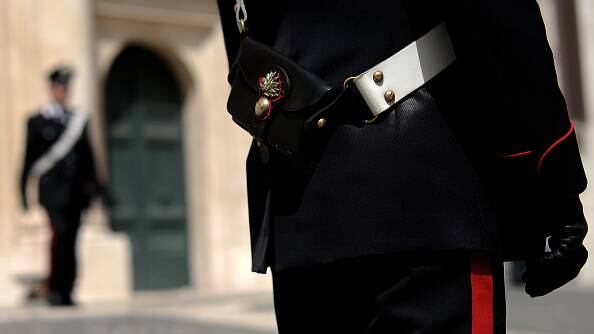 “Vi taglio la testa!”, clandestino minaccia e aggredisce clienti e carabinieri