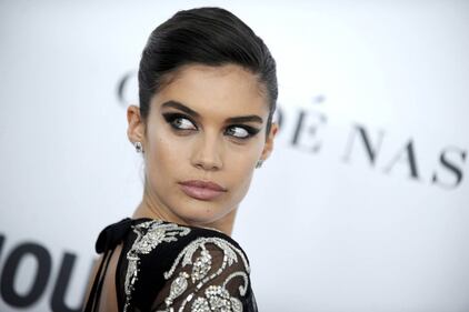 Trasparenze, spacco e strascico: il look di Sara Sampaio 3