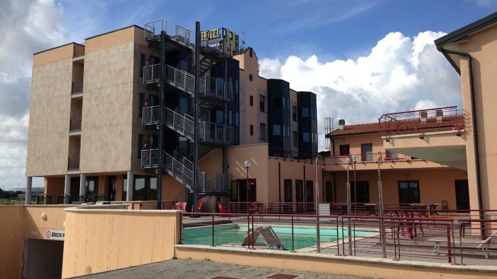 Livorno, i profughi in hotel con piscina: "Grazie, ma ci annoiamo"