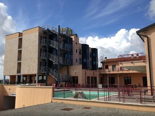 Livorno, i profughi in hotel con piscina: "Grazie, ma ci annoiamo"