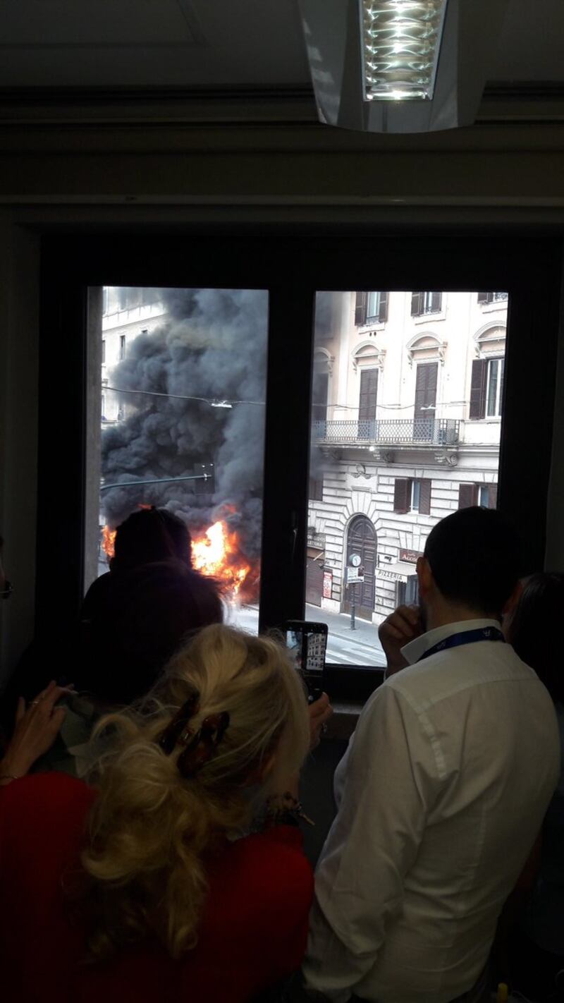 Roma, autobus Atac a fuoco in via del Tritone 10