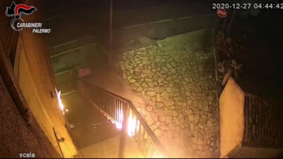 Multato per aver violato norme anti Covid, lancia dei molotov contro stazione dei carabinieri