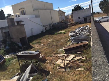 Lecce, discarica abusiva di bare e vestiti di morti 3