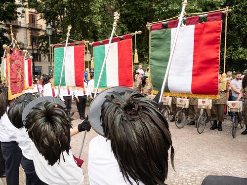 I prof non vogliono i bersaglieri a scuola. E scoppia la bufera