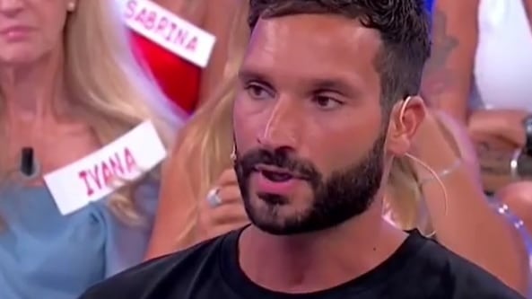 Uomini e Donne, bufera su Sammy: "È ancora legato alla moglie. Prende in giro Giovanna"