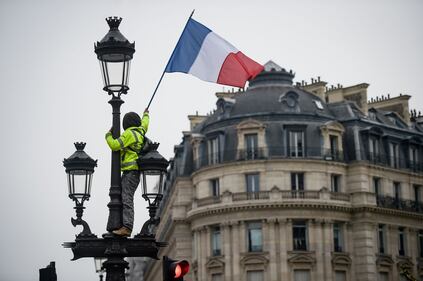 I Gilet gialli invadono Parigi nella quinta giornata di proteste 4