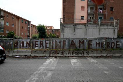 Ragazzo ucciso, scritte contro la polizia 1