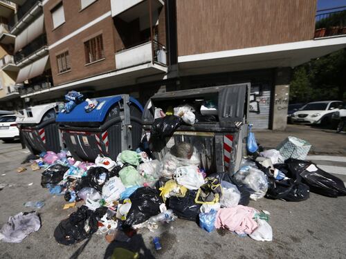 Roma è sommersa dai rifiuti e sui social arriva il contest sulla "monnezza"