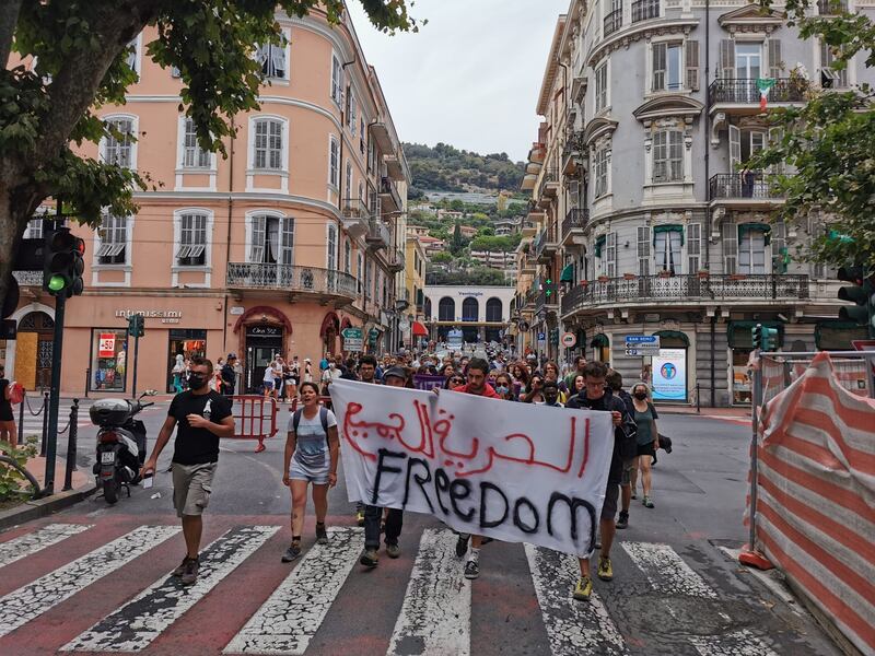 Insulti dei no border a Ventimiglia: "Vergogna, Sei una fogna" 1
