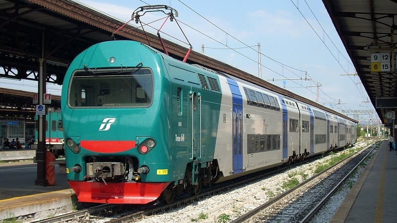 "Ti ammazzo, ora ti sistemo". Migrante minaccia controllore