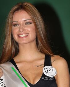 Dante tatuato sul seno di Miss Italia 2