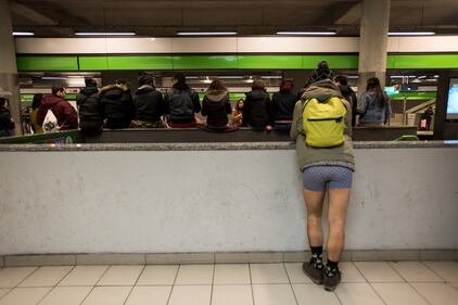 No Pants subway ride, la corsa in metropolitana che sfida il freddo 3