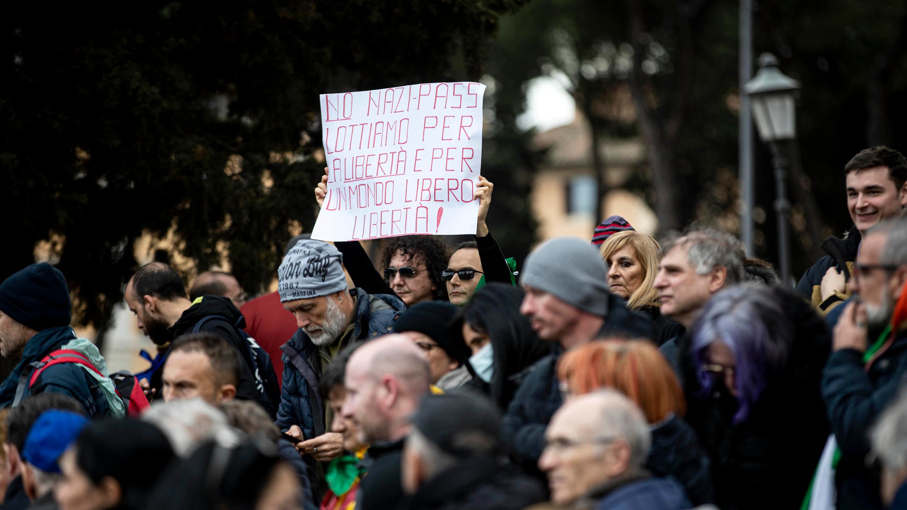 La protesta dei No Pass: "Siamo pochi"
