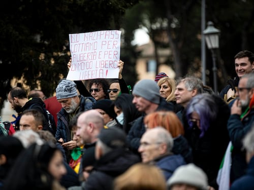 La protesta dei No Pass: "Siamo pochi"