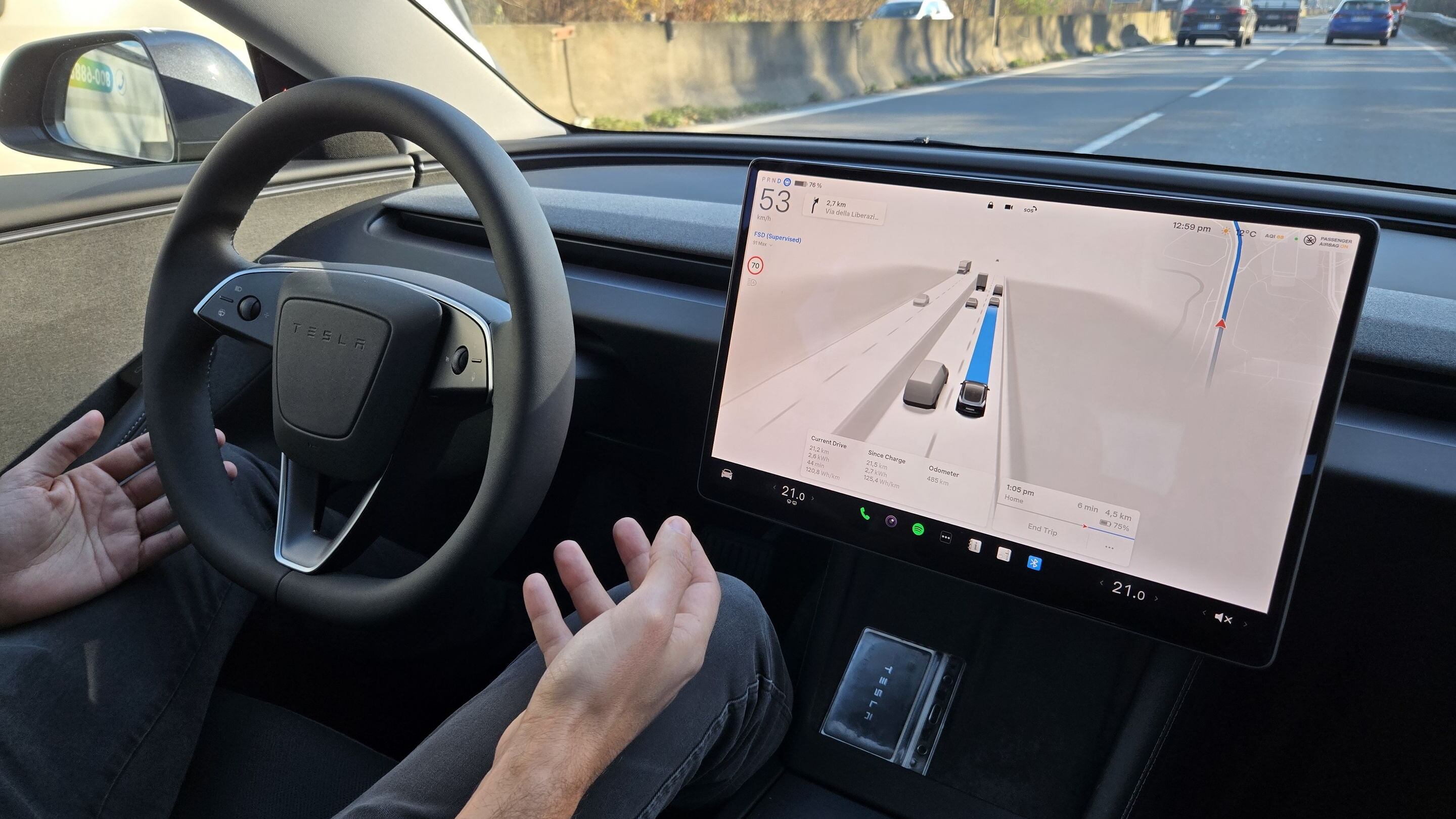 Guida da sola e sfida il traffico di Milano: abbiamo provato la Tesla "autonoma"