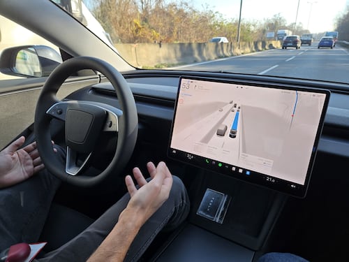 Guida da sola e sfida il traffico di Milano: abbiamo provato la Tesla "autonoma"