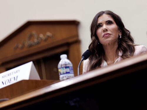 Trump silura Kristi Noem dal Dipartimento di Sicurezza Interna: al DHS arriva il senatore Markwayne Mullin