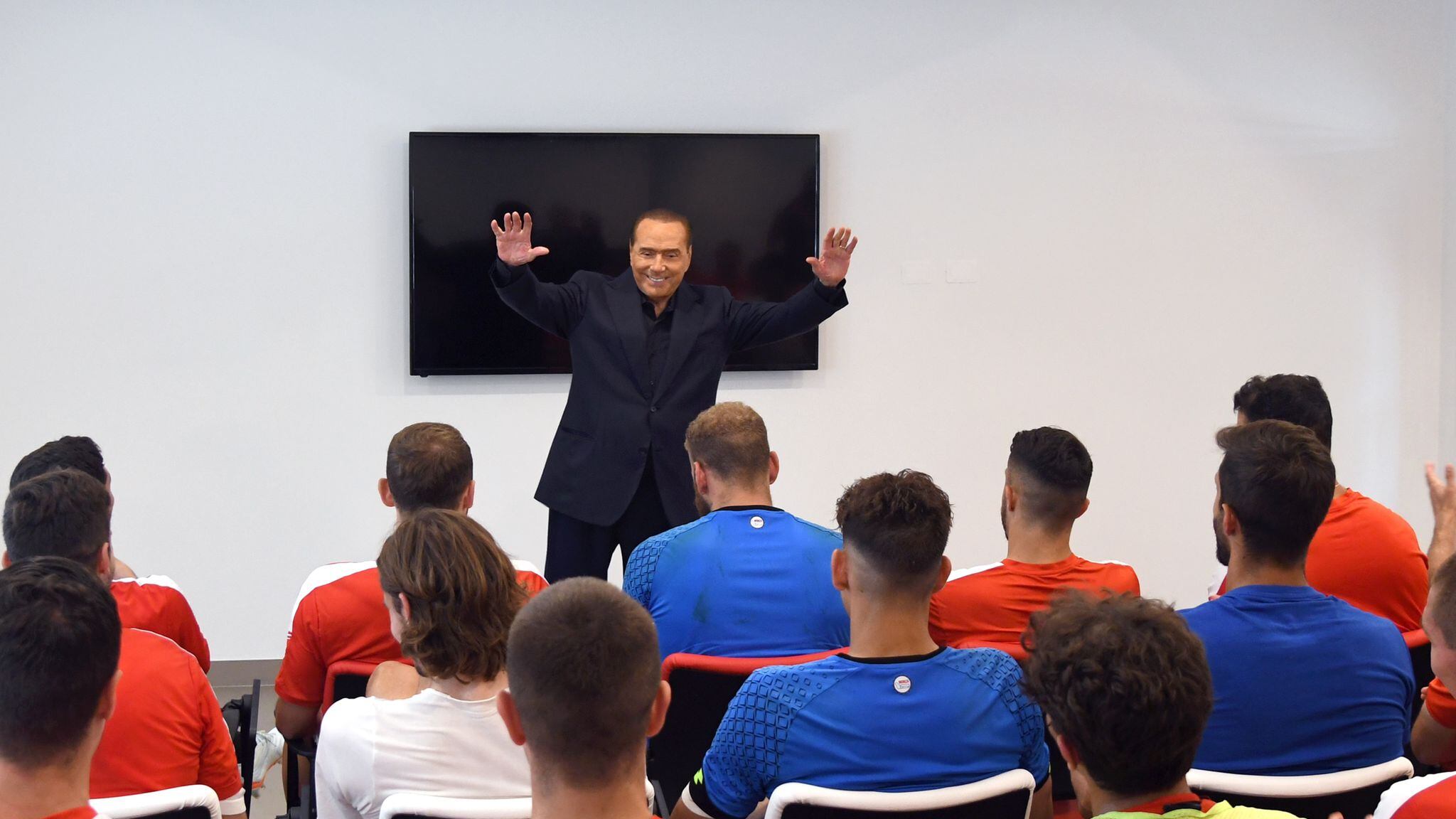 Berlusconi torna a Monzello dopo 15 mesi. Discorso motivazionale a squadra e staff