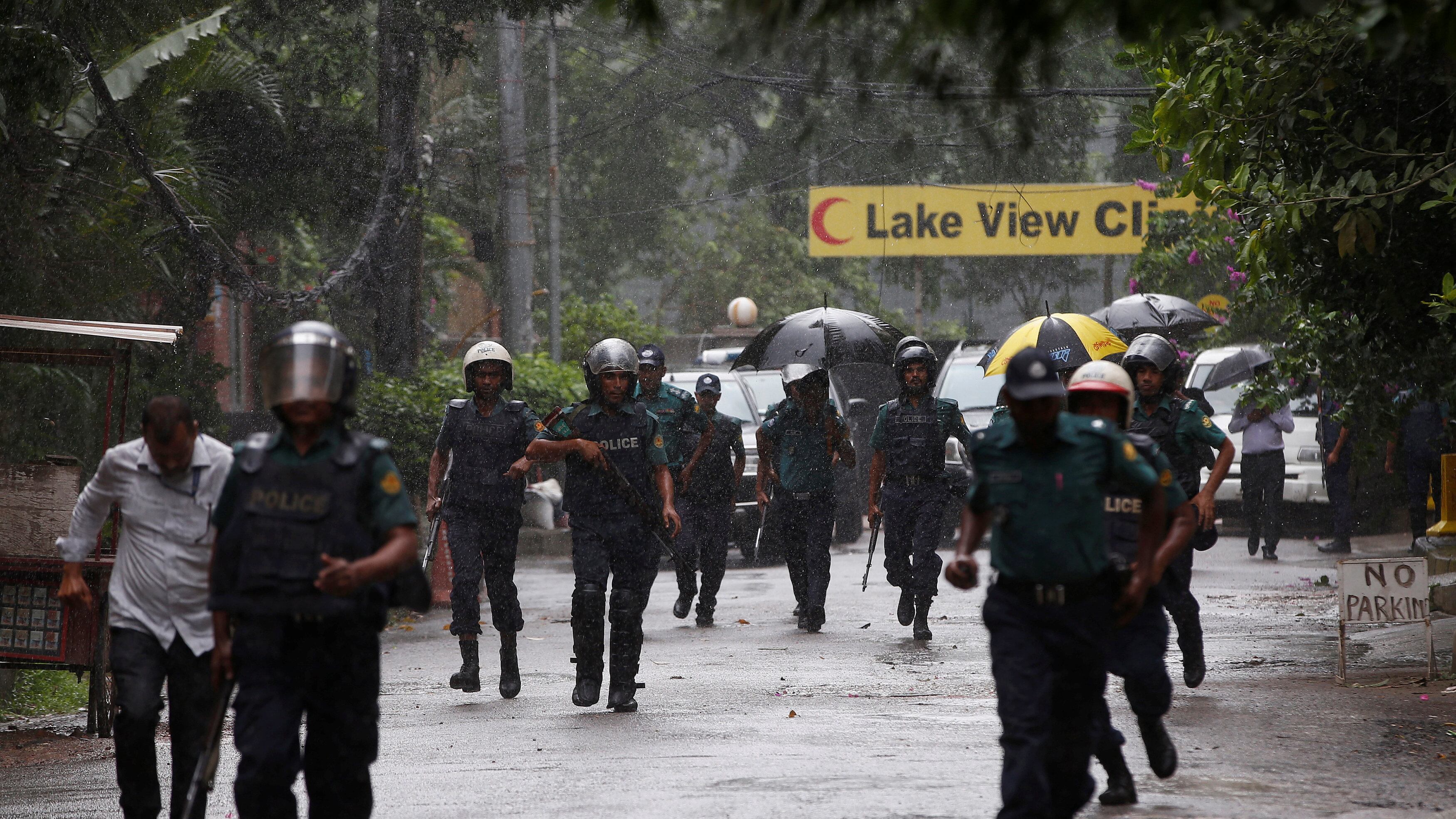 Bangladesh, polizia: "Ostaggi uccisi dopo 20 minuti"