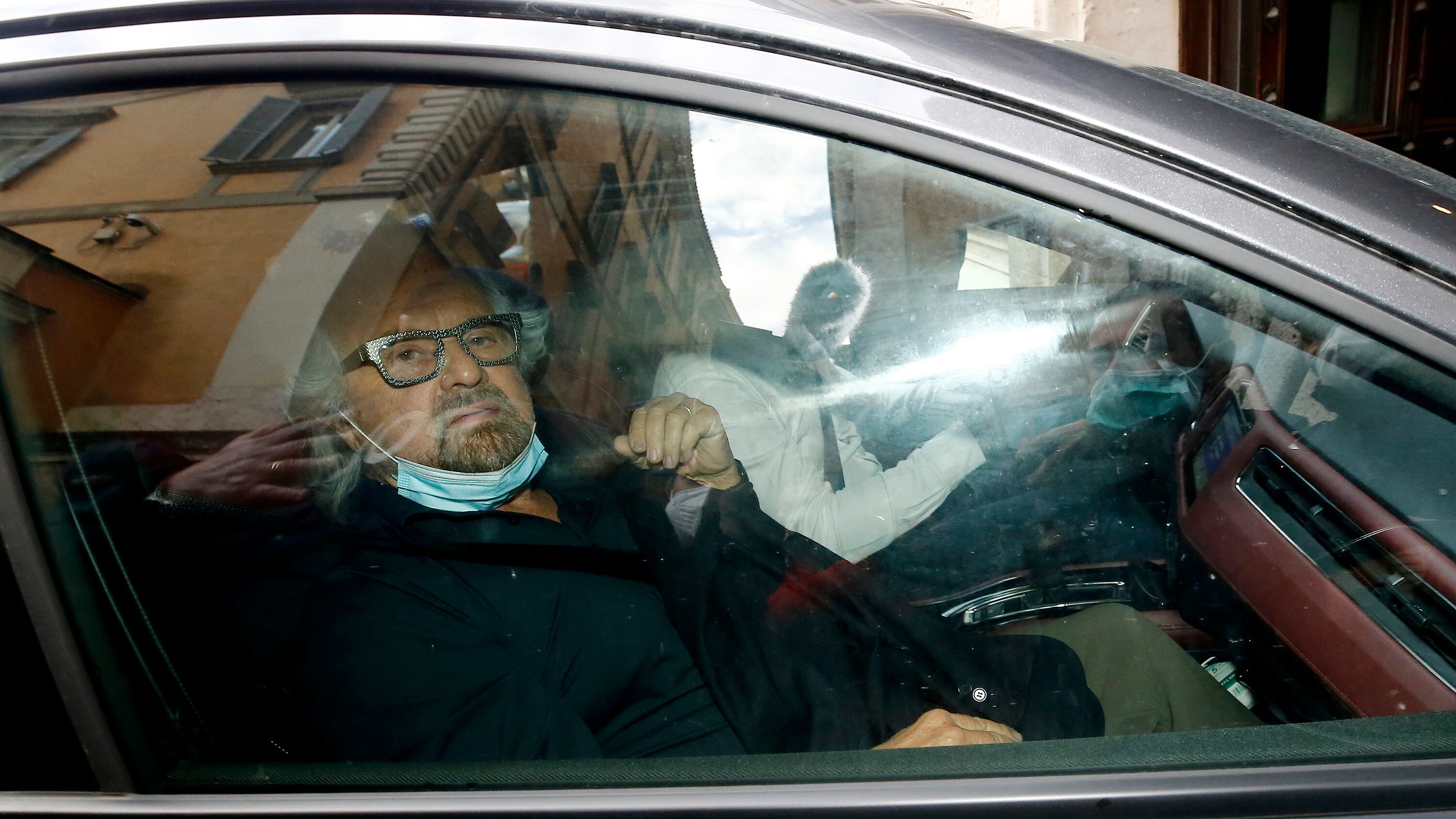 Grillo esalta Cingolani e sfotte gli eletti M5s: "Miracolati, studiate"