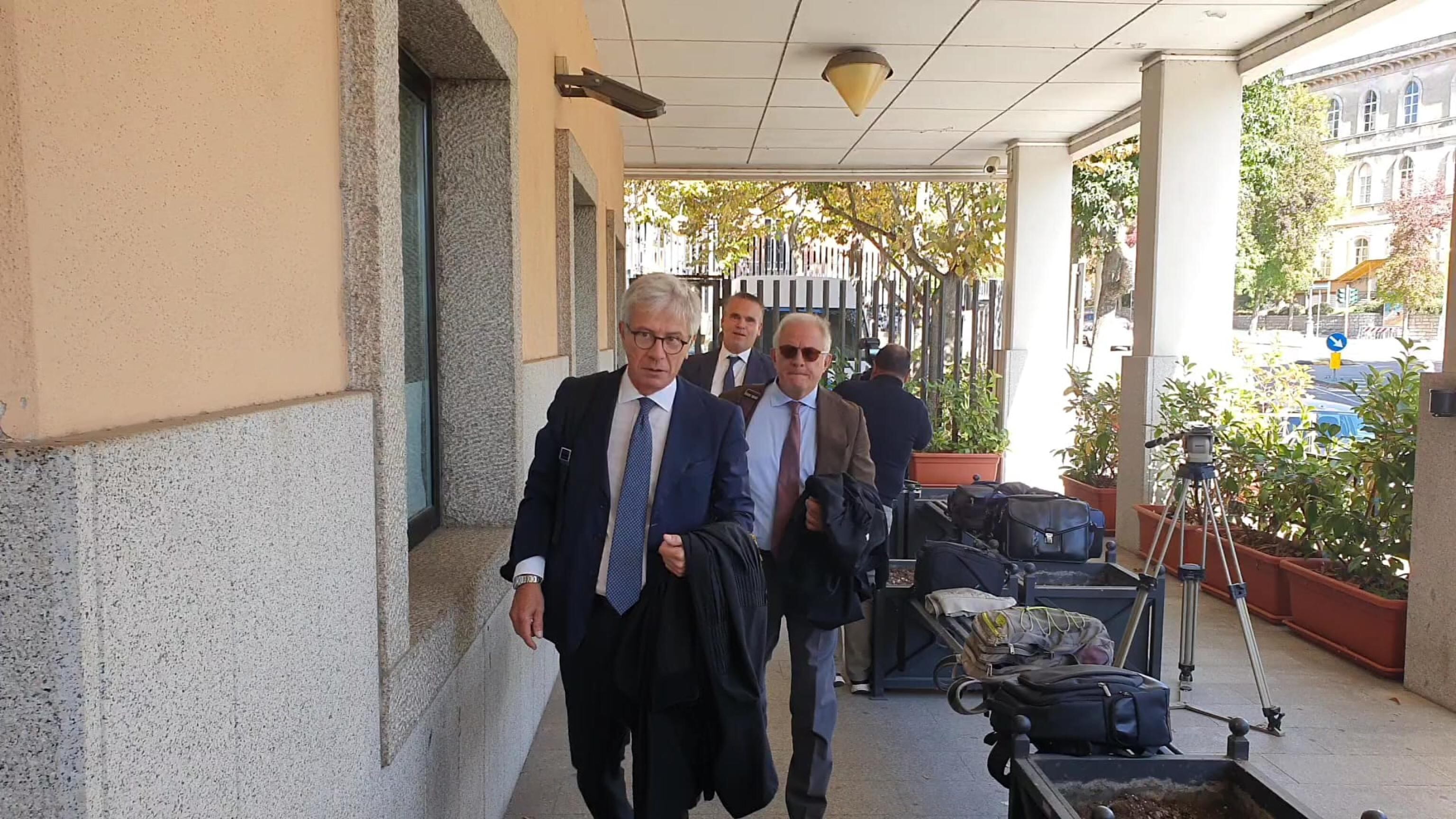 "Fogli al posto degli schermi". Salta l'udienza clou per Ciro Grillo