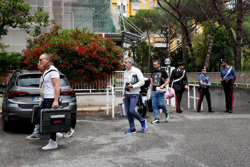 Coppia trovata morta a Roma: la scientifica al lavoro 4