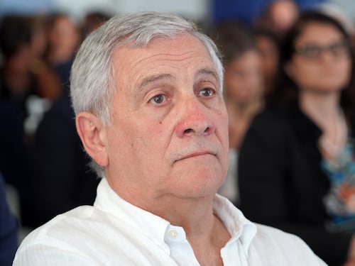 La mossa di Tajani: "Si possono detassare straordinari e festivi"