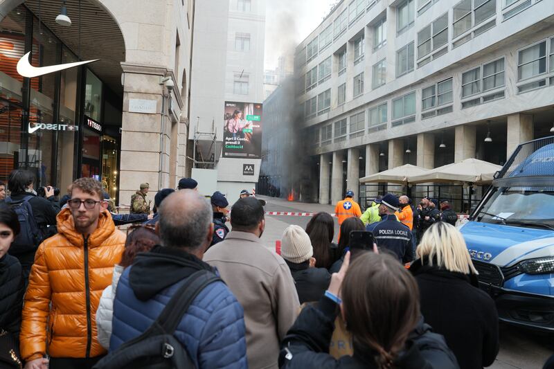 Milano, la colonna di fumo in centro nei pressi del Duomo 5