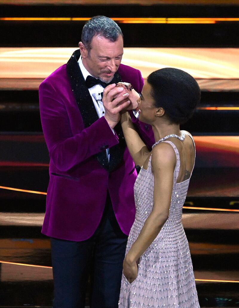 L'emozione di Lorena Cesarini sul palco dell'Ariston 2