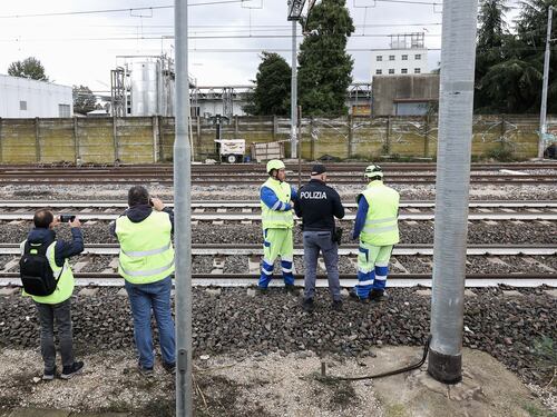 Tragedia sulla linea Bologna-Venezia: operaio investito sui binari. Treni sospesi per ore