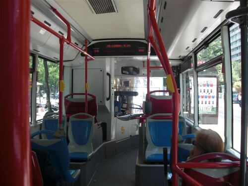"Negri andate via" urla una donna in bus e i passeggeri difendono una famiglia camerunense
