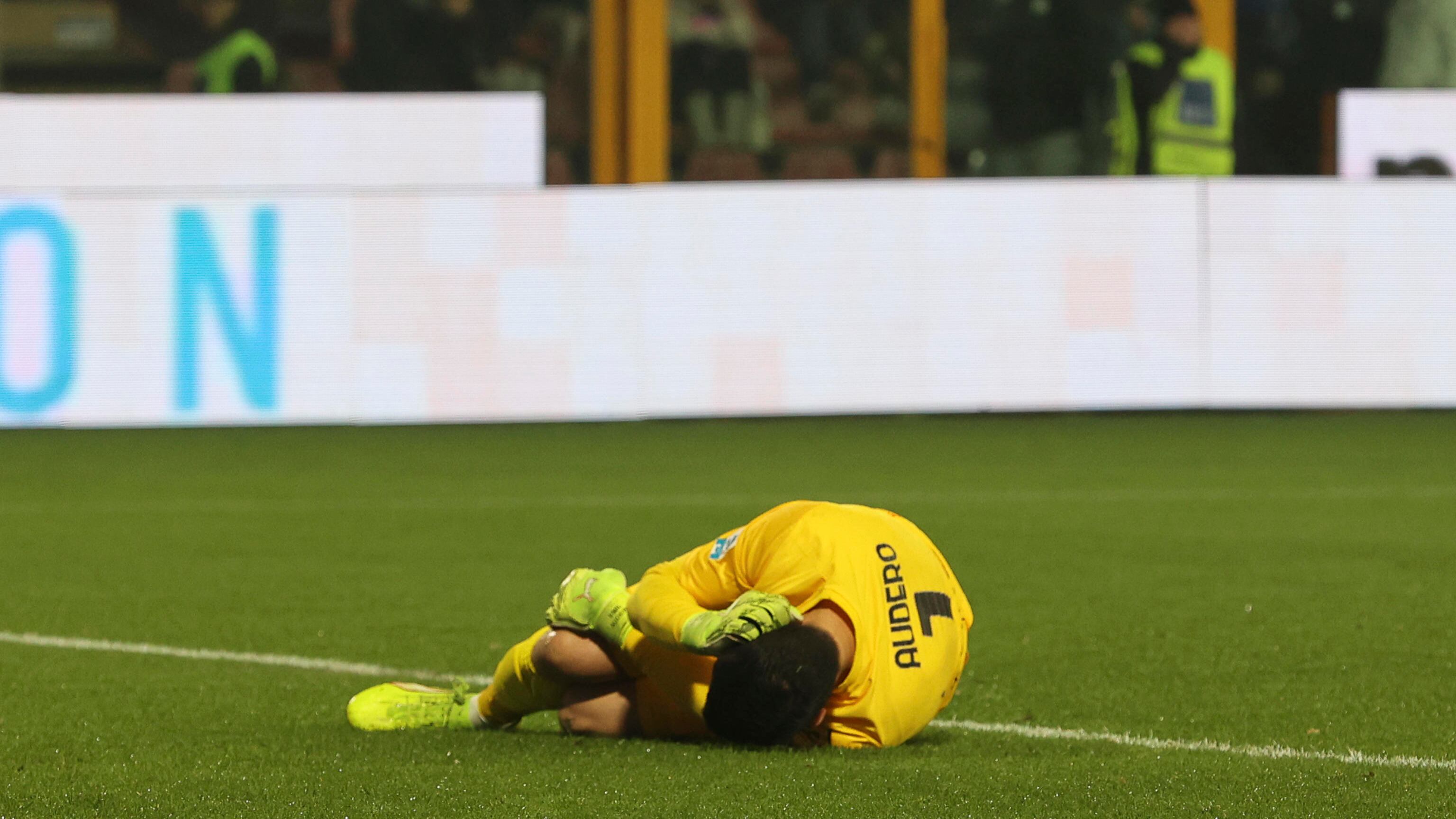 Petardo contro Audero durante Cremonese-Inter, Daspo di 4 anni al 19enne ultrà