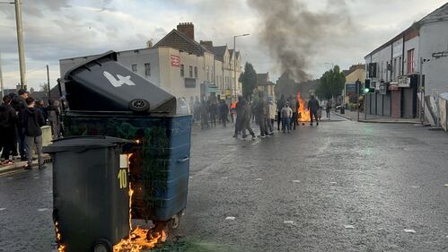 Belfast in rivolta: le immagini delle proteste anti migranti 1