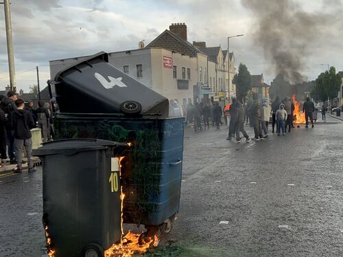 Belfast in rivolta: le immagini delle proteste anti migranti