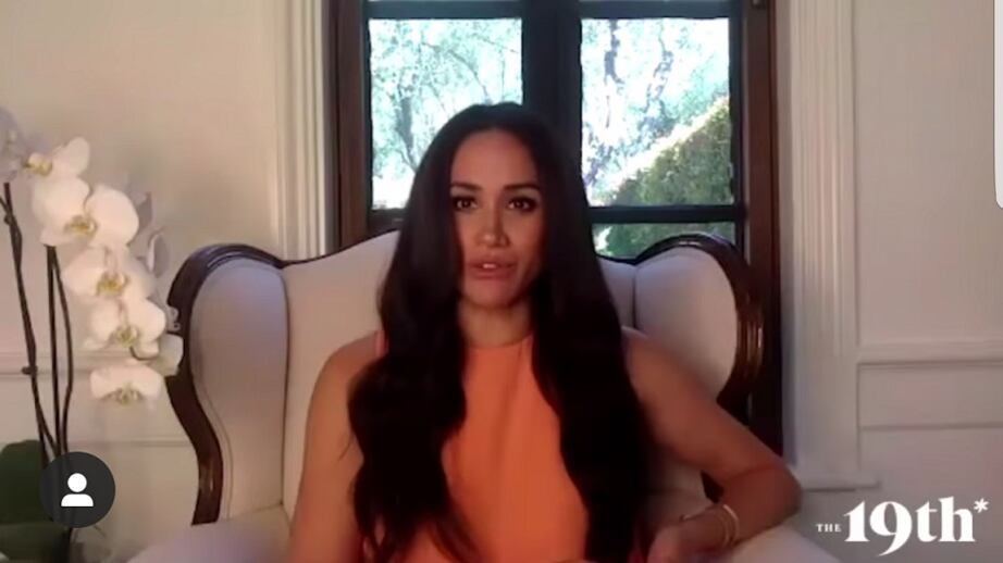Meghan vuole inchiodare la regina Elisabetta: "Scriverà un libro sulla famiglia"